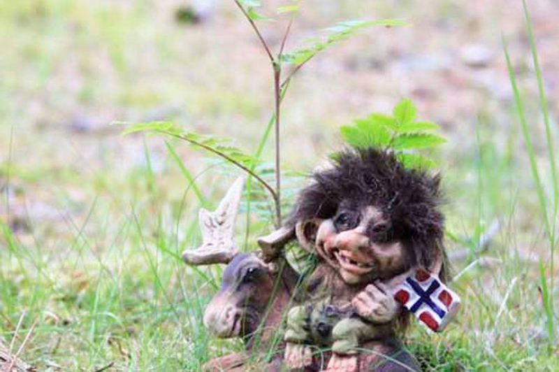 Troll med elg og flagg (Troll nr. 064)